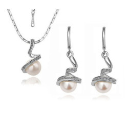 Białe skręcane perły na prezent