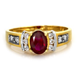 Złoty pierścionek 585 z czerwonym oczkiem rubinem i cyrkoniami