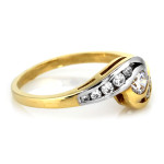 Złoty pierścionek dwukolorowy 585 z białymi cyrkoniami ponadczasowy wzór na prezent