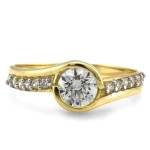 Złoty pierścionek bogato zdobiony białymi cyrkoniami w próbie złota 585 na prezent