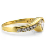 Złoty pierścionek 375 bogato zdobiony białymi cyrkoniami model idealny na zaręczyny