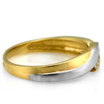 Złoty pierścionek 375 ozdobiony trzema białymi cyrkoniami