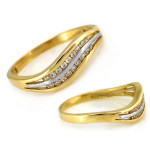 Złoty pierścionek dwukolorowa fala w próbie 585 z białymi cyrkoniami dwa rzędy cyrkonii