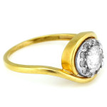 Złoty pierścionek 585 zdobiony dużą okrągłą biała cyrkonią na prezent białe złoto
