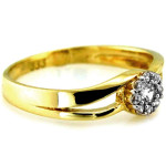 Złoty pierścionek 585 zdobiony ażurem oraz białymi cyrkoniami na prezent