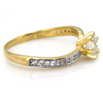 Subtelny pierścionek zaręczynowy złoto 375 z cyrkoniami