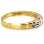 Złoty pierścionek 375 klasyczny z jasnymi cyrkoniami