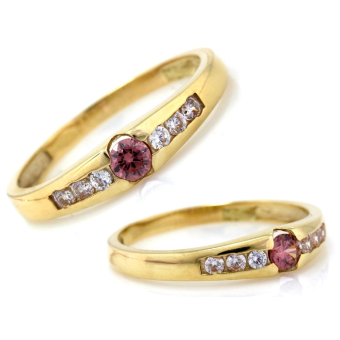 Złoty pierścionek 333 ozdobiony różowym rodolitem i cyrkoniami