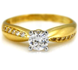 Złoty pierścionek na zaręczyny