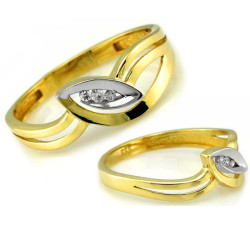 Złoty pierścionek z trzema cyrkoniami