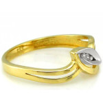 Złoty pierścionek 375 damski dwukolorowy z trzema cyrkoniami