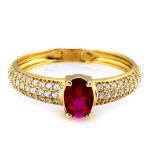 Złoty pierścionek 585 z czerownym kamieniem w kolorze rubinu i cyrkoniami