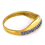 Złoty pierścionek 585 zdobiony cyrkoniami na co dzień