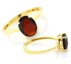 Złoty pierścionek z dużym czerwonym kamieniem