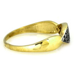 Złoty pierścionek 375 ozdobiony białymi cyrkoniami