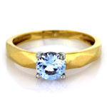 Delikatny pierścionek złoty 375 z błękitnym oczkiem na zaręczyny
