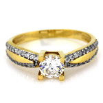 Złoty pierścionek 333 z cyrkoniami zdobiony elegancki na zaręczyny