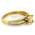 Złoty pierścionek 333 z cyrkoniami zdobiony elegancki na zaręczyny