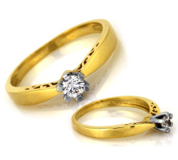 Złoty pierścionek z jedną cyrkonią ażurowy bok