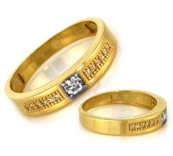 Złoty pierścionek w kształcie obrączki
