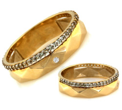 Nowoczesny złoty pierścionek obrączkowy z turmalinami 