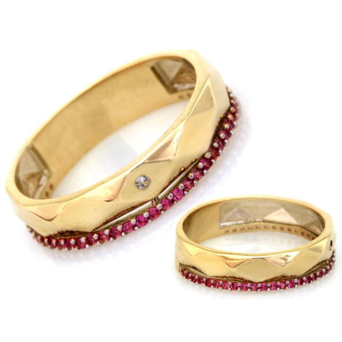 Złoty pierścionek 333 zdobiony rubinami obrączkowy