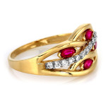 Złoty pierścionek 585 dwukolorowy ozdobiony czerwonymi cyrkoniami