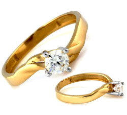 Złoty pierścionek z cyrkonia w białej oprawie zaręczynowy