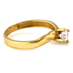 Złoty pierścionek 585 ozdobiony cyrkonią idealny na zaręczyny