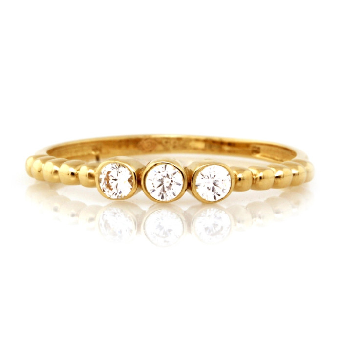 Złoty pierścionek 375 delikatny z trzema białymi cyrkoniami na prezent
