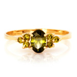 Złoty pierścionek 585 z zielonymi kamieniami idealny na prezent