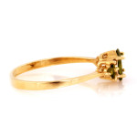 Złoty pierścionek 585 z zielonymi kamieniami idealny na prezent