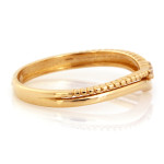 Złoty pierścionek 375 subtelny z trzema cyrkoniami
