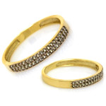 Złoty pierścionek 333 obrączkowy ozdobiony cyrkoniami na prezent