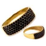 Złoty pierścionek obrączkowy 375 z czarnymi cyrkoniami na prezent