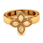 Złoty pierścionek 585 nowoczesny z kwiatkiem zdobiony na prezent