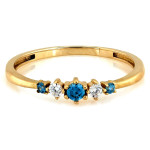 Złoty pierścionek 375 delikatny z niebieskimi cyrkoniami