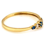 Złoty pierścionek 375 delikatny z niebieskimi cyrkoniami