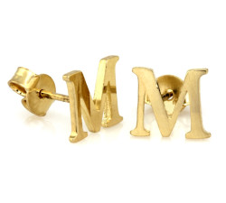 złote kolczyki literka M na sztyft