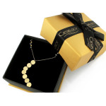 Złoty naszyjnik z czarnymi kamieniami i kółkami