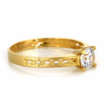 Złoty pierścionek 585 szeroki z cyrkonią i ażurową szyną elegancki nowoczesny wzór