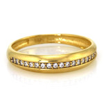 Delikatny złoty pierścionek 585 z cyrkoniami kształt obrączki