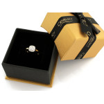 Złoty pierścionek kwadratowe oczko z brylantami 