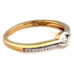 Delikatny złoty pierścionek z brylantami 