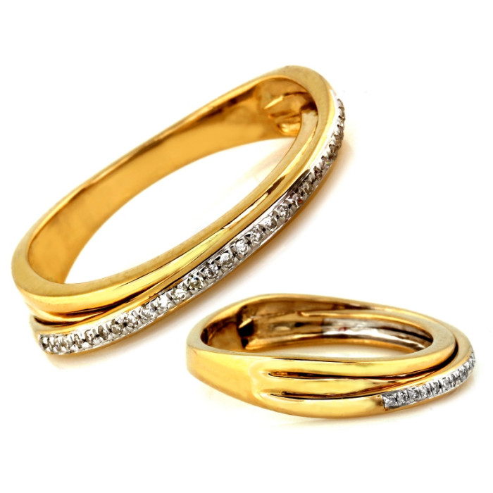 Delikatny złoty pierścionek przeplatany z brylantami 0.10 ct