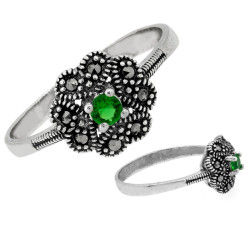 Pierścionek srebrny okrągły z markazytami i zielonym oczkiem
