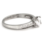 Srebrny pierścionek z cyrkoniami idealny na prezent