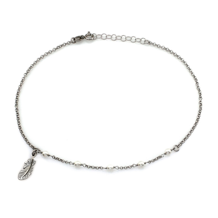 Srebrna bransoletka na nogę z wiszącym piórkiem i perłami 