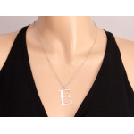Srebrny łańcuszek z modną dużą literą E