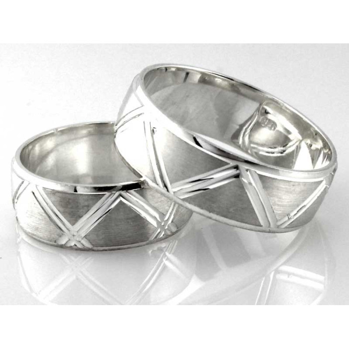 Piękna srebrna obrączka z wzorem diamentowanym